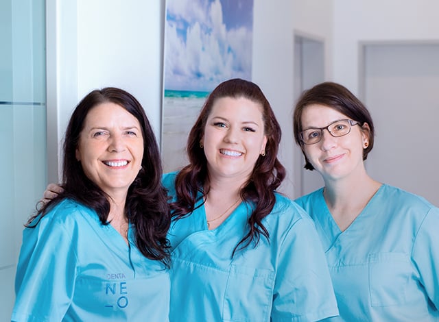 Glückliche dentaneo-Mitarbeiterinnen in der Zahnarztpraxis