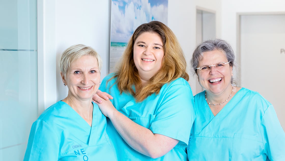 Praxismitarbeiterinnen der Zahnarztpraxis dentaneo_Allendorf