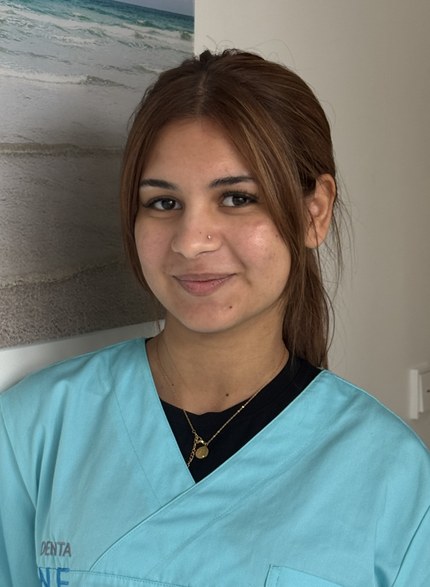 dentaneo_ Auszubildende Frau Gkioulsen Moumin Oglou